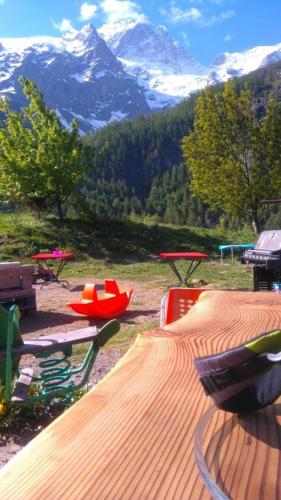 a picnic table with a view of a mountain at Gîte le Rocher - Suitable for people with reduced mobility in La Grave