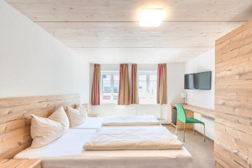 ein Hotelzimmer mit 2 Betten und einem TV in der Unterkunft Motel Engel - self checkin in Feldkirch