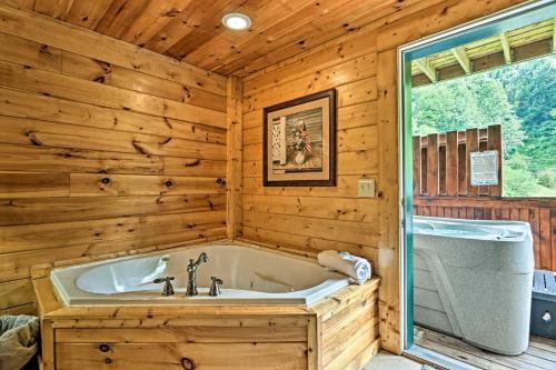 鴿子谷的住宿－Smoky Mountain Cabin with Game Room and Hot Tub!，相簿中的一張相片