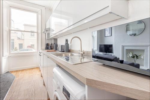 Кухня или кухненски бокс в Guest Homes - Montpellier Villa Apartment