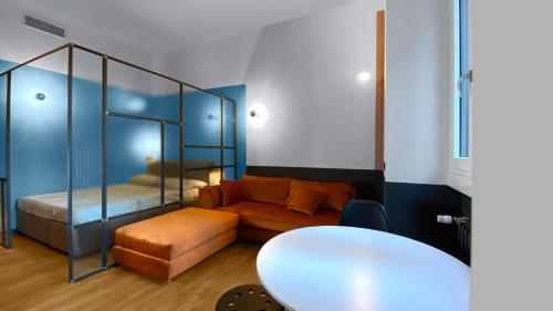 uma sala de estar com um sofá e uma cama em BNB Capital Milano Central Station - Blue em Milão