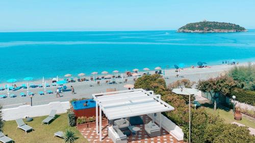 - une vue aérienne sur une plage avec des personnes et des parasols dans l'établissement Villa Pietra Rossa, à Diamante