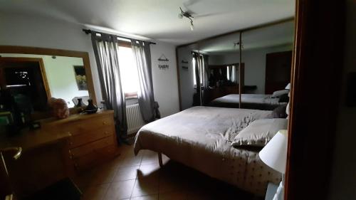 Un pat sau paturi într-o cameră la Le Petit Rascard