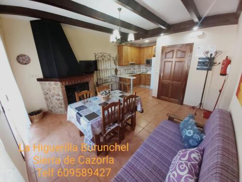 - un salon avec un canapé violet et une table dans l'établissement Alojamientos Rurales La Higuerilla Sierra de Cazorla, à Burunchel