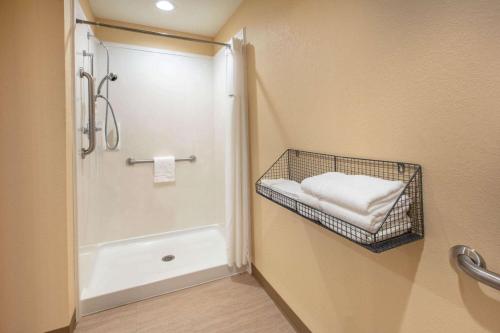 Ένα μπάνιο στο Days Inn & Suites by Wyndham Florence/Jackson Area
