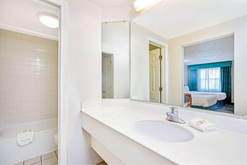エルパソにあるLa Quinta Inn by Wyndham El Paso Cielo Vistaの洗面台と鏡のある白いバスルーム