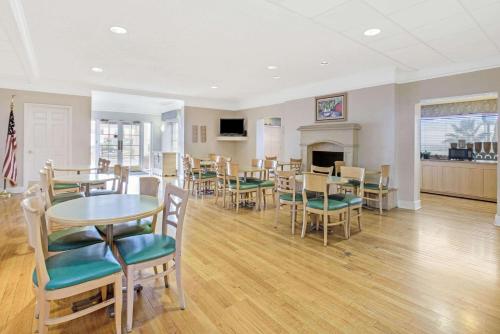 a dining room with tables and chairs and a fireplace at La Quinta Inn by Wyndham El Paso Cielo Vista in El Paso