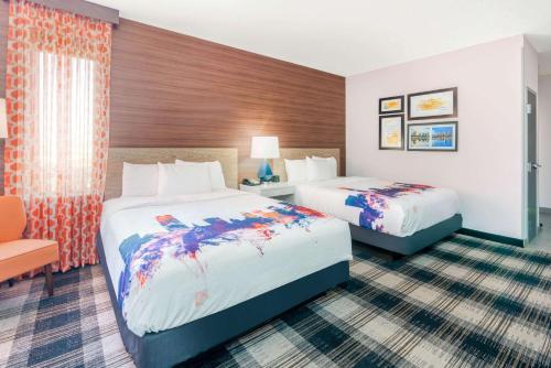 Ένα ή περισσότερα κρεβάτια σε δωμάτιο στο La Quinta by Wyndham Oklahoma City Airport
