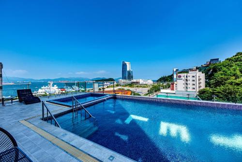 a large swimming pool on top of a building at HS Tourist Hotel in Yeosu