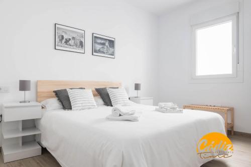 - une chambre blanche avec un lit blanc et une fenêtre dans l'établissement Casa del Fotografo by Cadiz Time, à Cadix