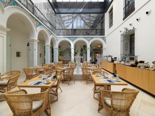 H10 Palacio Colomera tesisinde bir restoran veya yemek mekanı