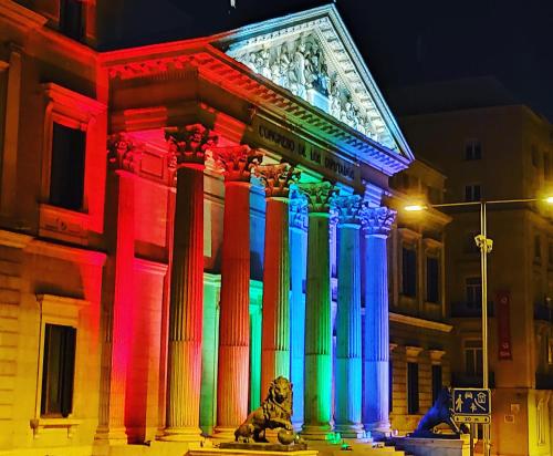 een gebouw met kleurrijke lichten aan de voorkant bij - Habitación comp Masculina in Madrid