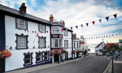 una strada in una città con bandiere ed edifici di The Royal Lion Hotel a Lyme Regis