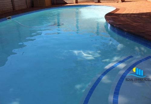 una gran piscina de agua azul en Royal Ushaka, en Durban