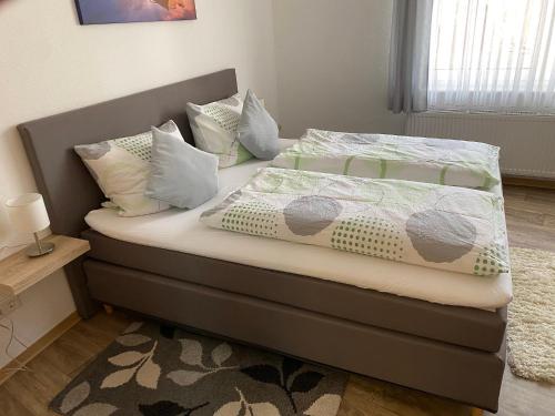 een slaapkamer met een bed met kussens erop bij Landgasthaus Jägerhof in Büren