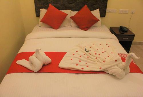a bed with two swans made out of towels at Hotel Green Plaza in Trichūr