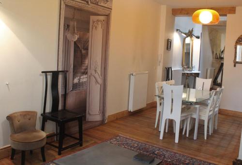 ボルドーにあるBurdigala Homes - Appart du Vieux Marchéのダイニングルーム(テーブル、白い椅子付)