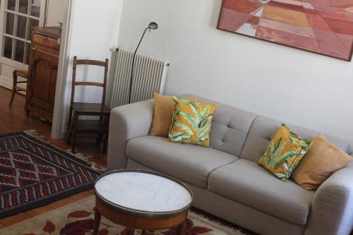 sala de estar con sofá y mesa en Burdigala Homes - Appart Sainte Catherine, en Burdeos