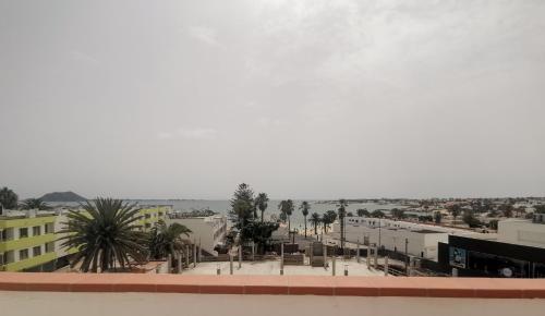 uitzicht op een stad met palmbomen en gebouwen bij La Clavellina in Corralejo