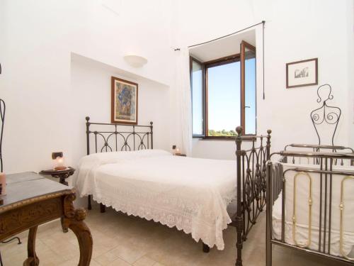 マッサ・ルブレンセにあるHoliday Home La Torre by Interhomeのベッドルーム1室(ベッド2台、窓付)