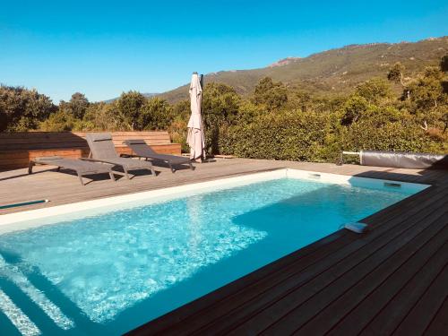 une piscine au sommet d'une maison dans l'établissement Casa Fiumu Oso, à San-Gavino-di-Carbini
