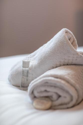 un pied de personne avec une chaussette enveloppée sur un lit dans l'établissement Belle surprise cœur de ville, cosy avec terrasse, à Cannes