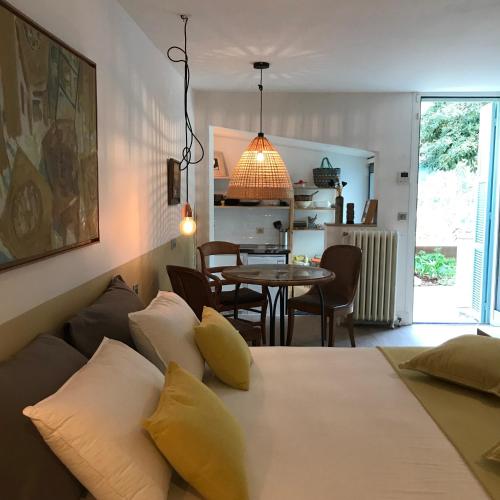 un salon avec un canapé et une table dans l'établissement Chambres d'hôtes CASA MUSA - NICE, à Nice