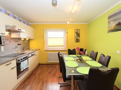 Kuchyň nebo kuchyňský kout v ubytování Apartment Heidi-2 by Interhome