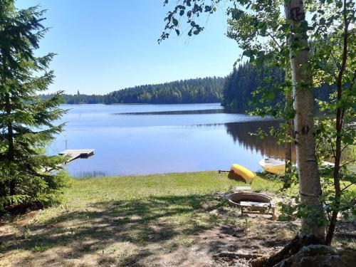 - une vue sur un lac avec deux bateaux sur la rive dans l'établissement Holiday Home Piilutupa by Interhome, à Luhanka