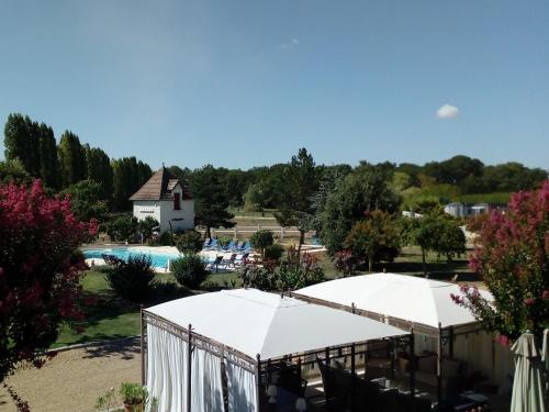 een uitzicht over een resort met tenten en een zwembad bij Chambres d'hôtes Au Clos de Beaulieu in Bossée