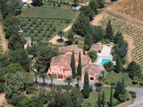 z góry widok na dom z basenem w obiekcie Chateau Maravenne w mieście La Londe-les-Maures