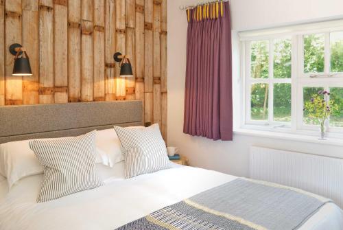 Fonthill Bishop的住宿－Bird & Carter Fonthill，卧室配有白色的床和窗户。