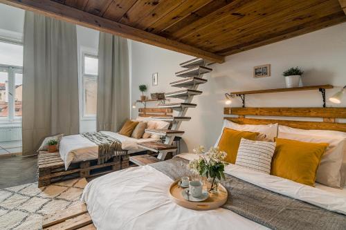 ein Wohnzimmer mit 2 Betten und einer Wendeltreppe in der Unterkunft Historic Centre Prague Apartments by Michal&Friends in Prag