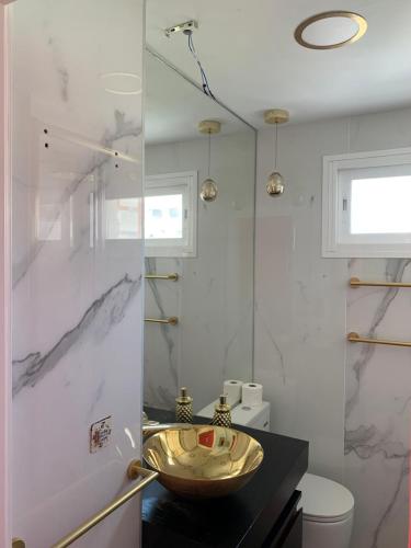 ein Badezimmer mit einem Waschbecken und einem WC in der Unterkunft Neptuno Beachfront Apartments in Marbella