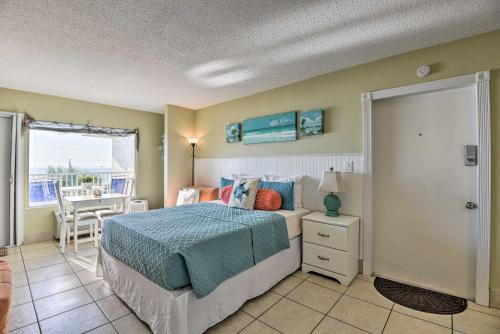 戴通納海灘的住宿－Waterfront Daytona Beach Studio with Pool Access!，一间卧室设有一张床和一个阳台