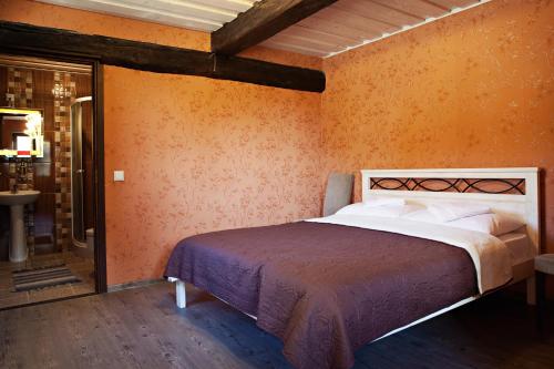 1 dormitorio con 1 cama con pared de color naranja en Hämsaare Guesthouse, en Võru