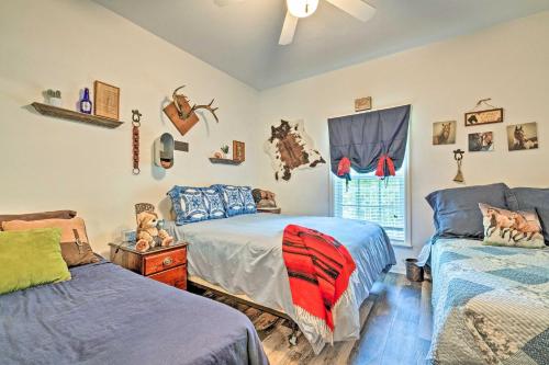 Ruang duduk di Fishermans Paradise with Pool on Suwannee River