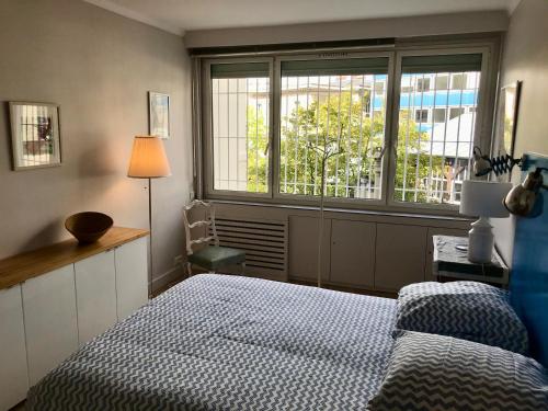 une chambre avec un lit et une fenêtre dans l'établissement Standing-Montparnasse, à Paris