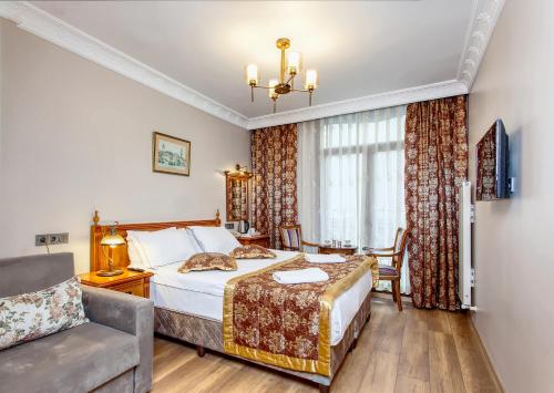 una habitación de hotel con una cama y un sofá en Hotel Saba, en Estambul