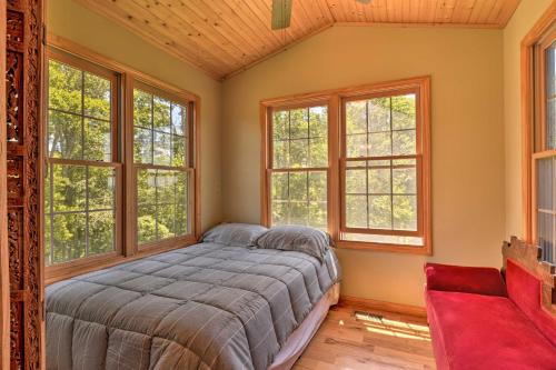 um quarto com uma cama num quarto com janelas em Charming Galax Retreat with Wraparound Deck! em Galax