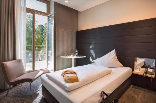 Un pat sau paturi într-o cameră la Parkhotel Jordanbad