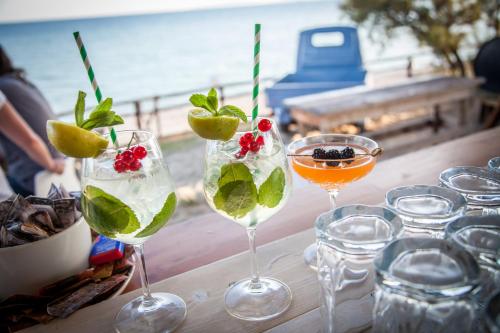 フォッローニカにあるLa Madonnina Village Resortのグラス3杯の飲み物が入ったテーブル