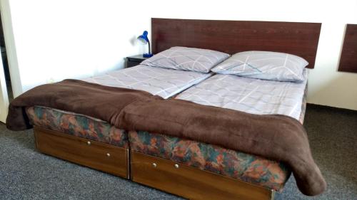 Łóżko lub łóżka w pokoju w obiekcie Klif pokoje gościnne z widokiem na morze