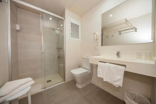 a bathroom with a toilet sink and a shower at Hostal y Apartamentos Santa Eulalia in Santa Eularia des Riu