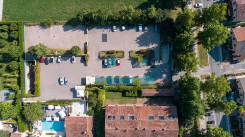 Letecký snímek ubytování Santellone Lifestyle Resort