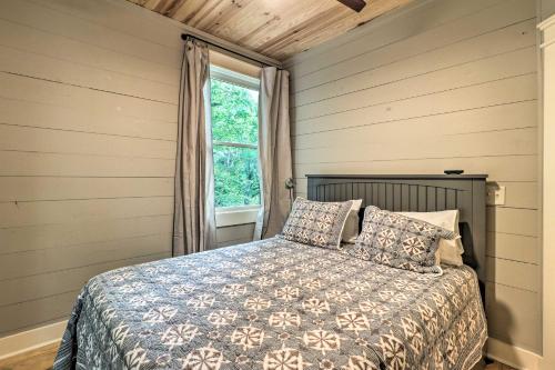 Llit o llits en una habitació de Rustic-Chic Riverfront Home with Dock, Deck and Canoes