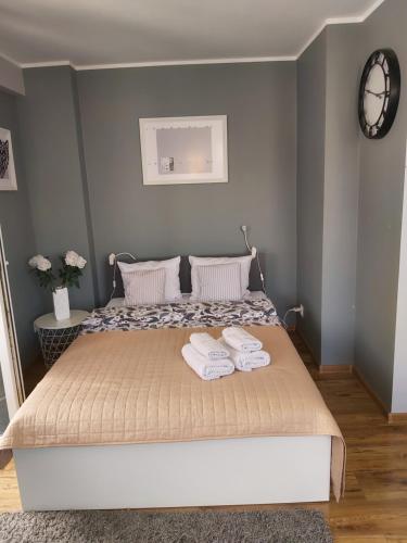 sypialnia z łóżkiem z dwoma ręcznikami w obiekcie Coco Christina 1 w Warszawie