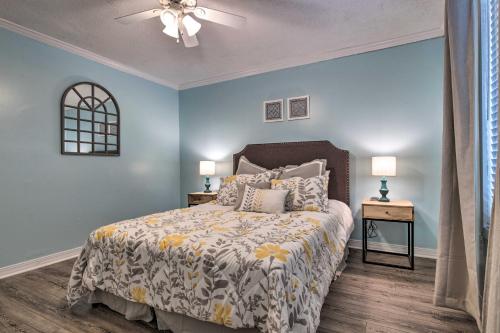 Katil atau katil-katil dalam bilik di Gulfport Bungalow by Jones ParkandBeach Access!