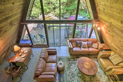 Φωτογραφία από το άλμπουμ του Quiet A-Frame Cabin on Creek with Private Deck! σε Rumney