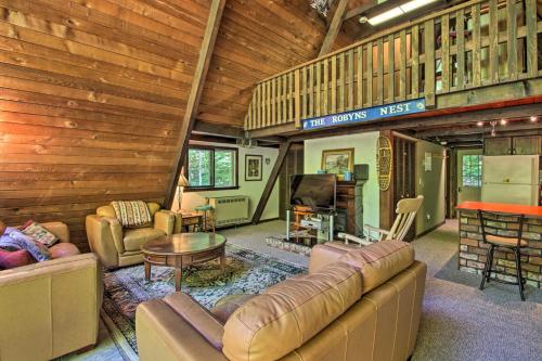 Φωτογραφία από το άλμπουμ του Quiet A-Frame Cabin on Creek with Private Deck! σε Rumney